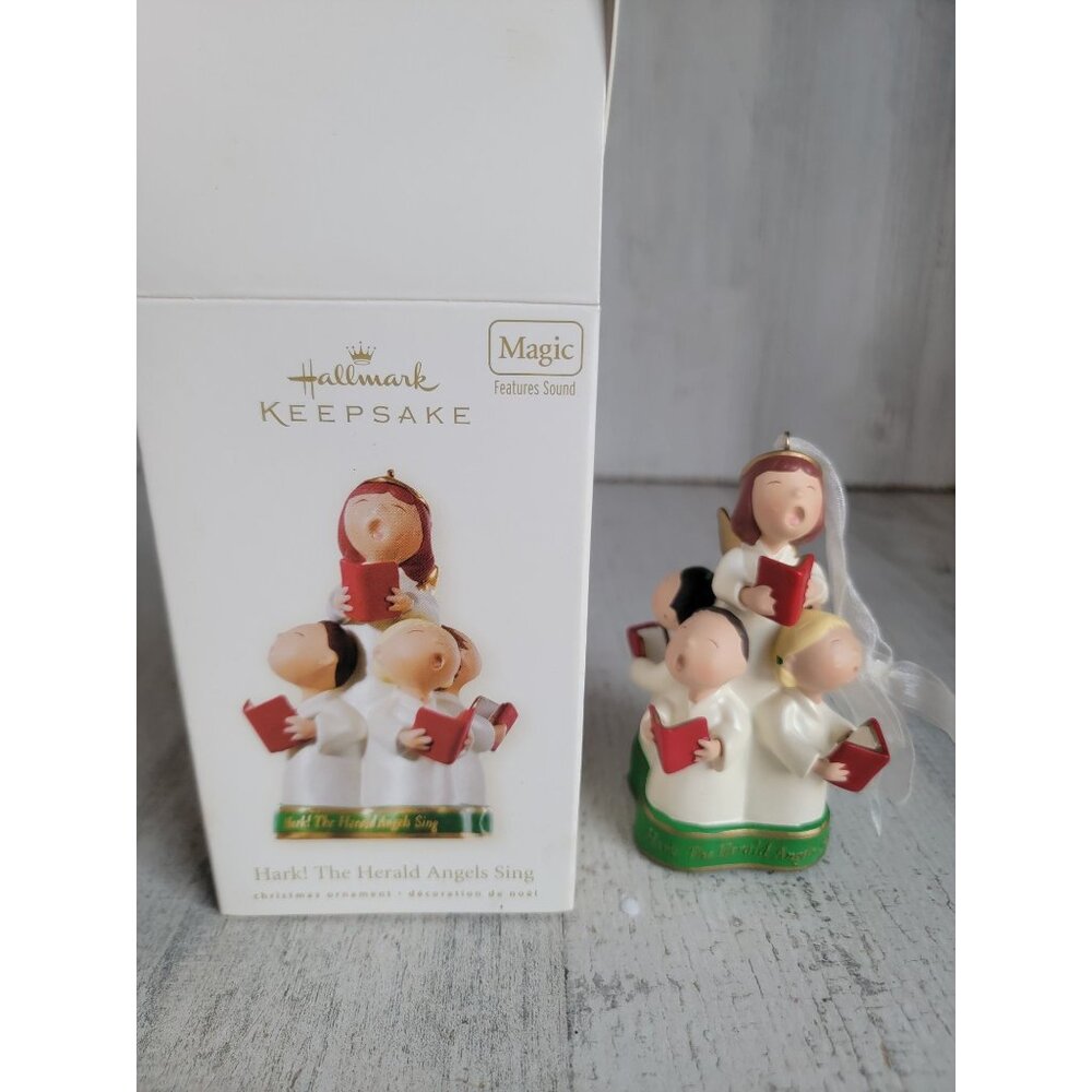 Hallmark Hark! The Herald Angels Sing magic ornament Xmas